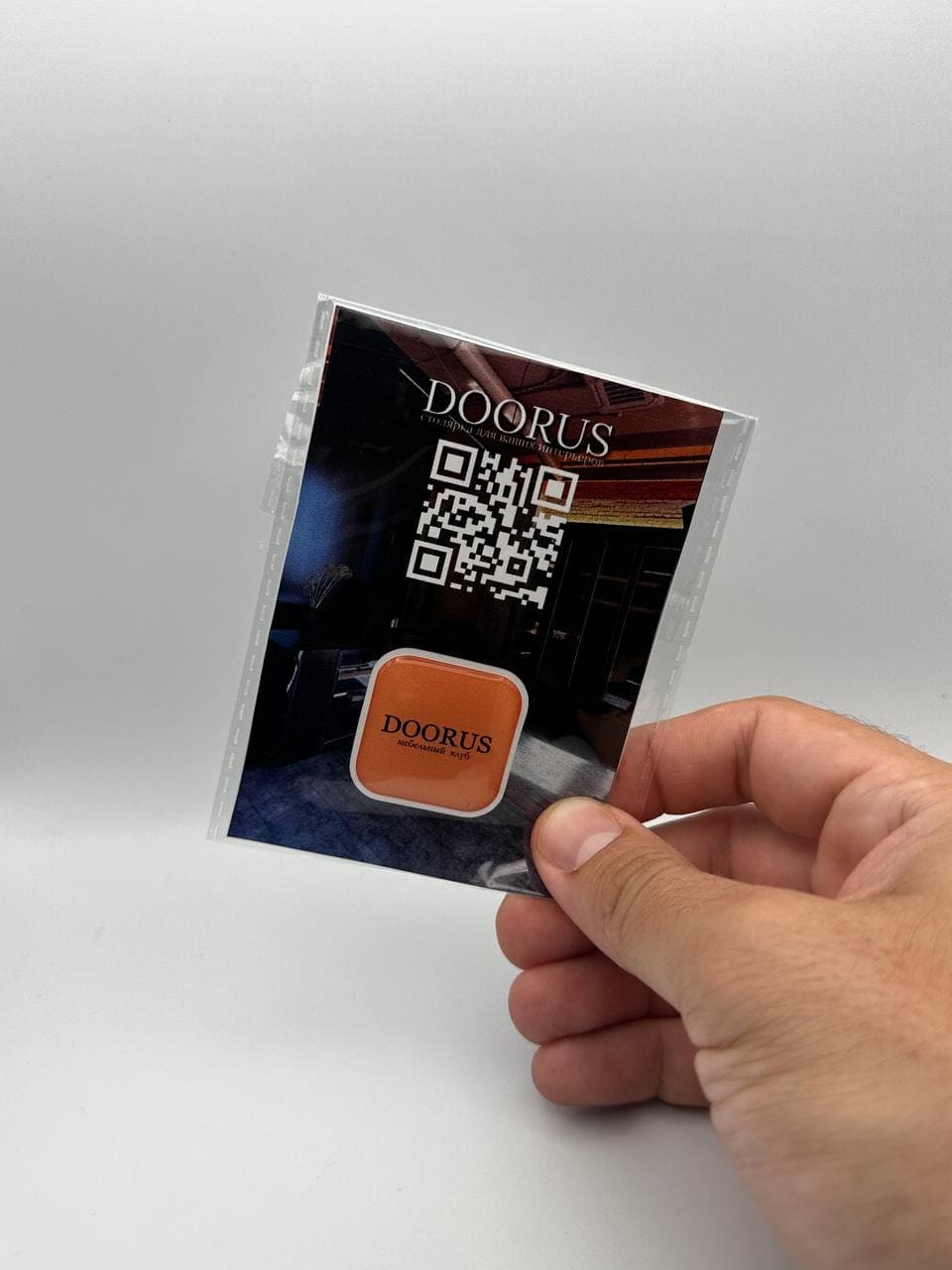 Брендирование шоурума наклейкой с логотипом и QR-кодом — пример работы Eibery